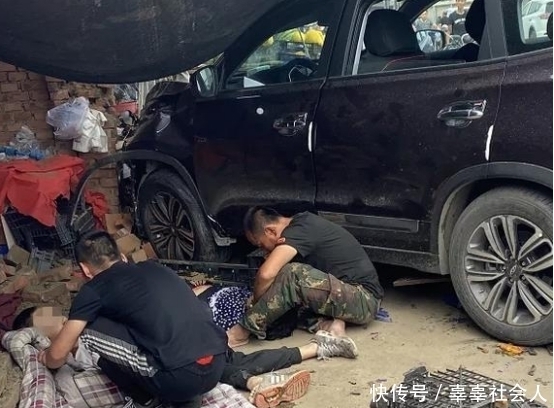  居民|失控SUV撞向路边水果摊，摊主一家均被撞伤，司机疑似脑梗