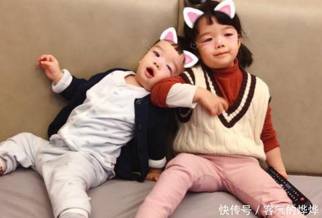 老大|女儿问“我和弟弟谁棒？”妈妈的回答显高情商，二胎家庭学着点