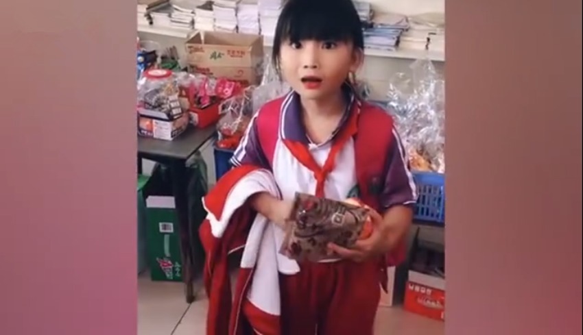 瞬间|小女孩校门外买零食偶遇妈妈,眼神瞬间变疑惑,网友:这是心虚了