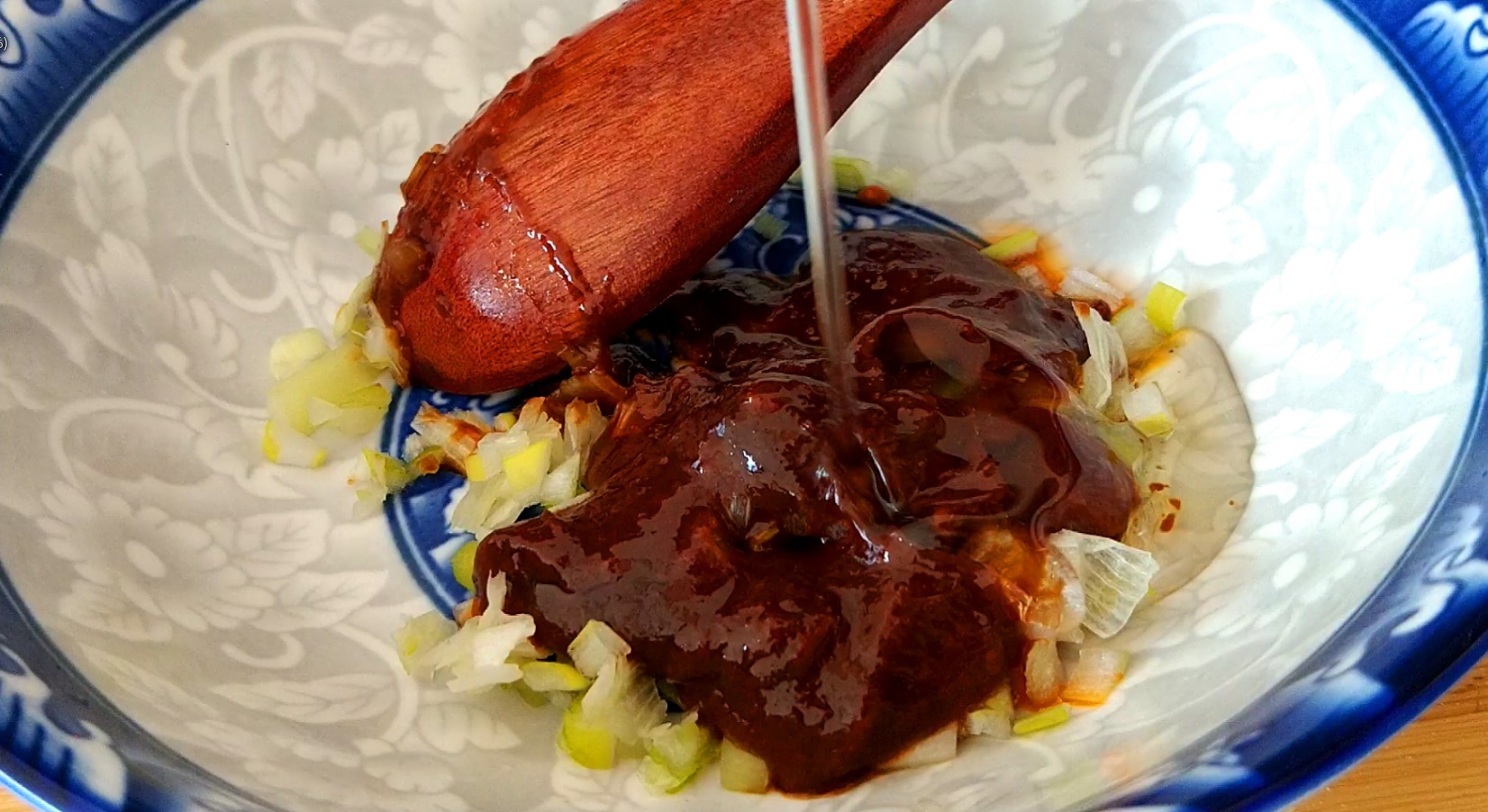  简单|面粉不要只会蒸馒头，这个做法比蒸包子简单，比馒头香，咸香味美