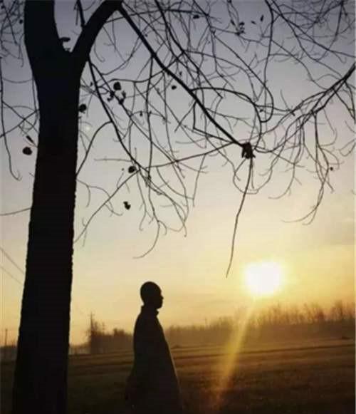  众人|6岁女孩一直戴头套上学，受尽同学白眼，摘下头套后众人湿了眼眶