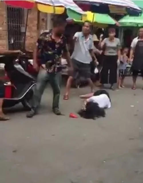 事件|接连发生女性公共场合遭暴打事件，那些高叫“打得好”的人，脑袋被驴踢了吗