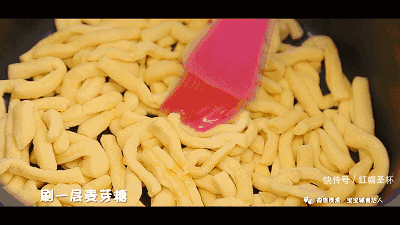 比买|不需要一滴油,只需要电饭锅。手工做的沙琪玛比买的沙琪玛好吃得多