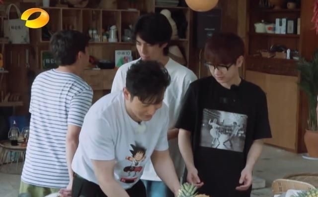 低头|《中餐厅》后遗症?黄晓明做客蘑菇屋,全程低头洗碗像服务员!