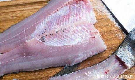 做法|做酸菜鱼时，直接腌鱼肉不对，大厨教你正确做法，鱼肉不碎不腥！