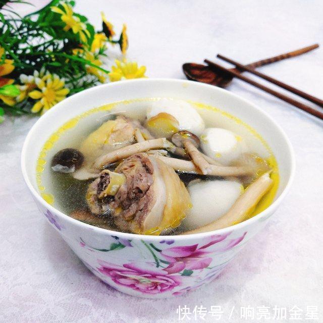  好喝|茶树菇鱼丸鸡汤，营养丰富，鲜美好喝