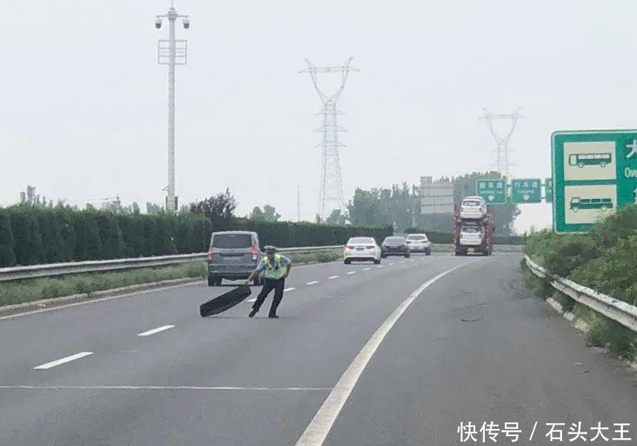  畅通|「小轮胎，大隐患」高速交警及时清理路障保畅通