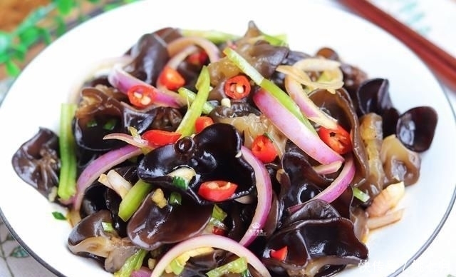 木耳|凉拌木耳,木耳先焯水就错了,难怪不脆不入味,大厨:这样做才对
