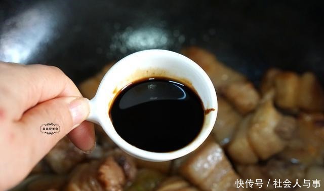 红烧肉|家里来客人,这菜不可少,牢记3点,颜色红亮又入味,太香了