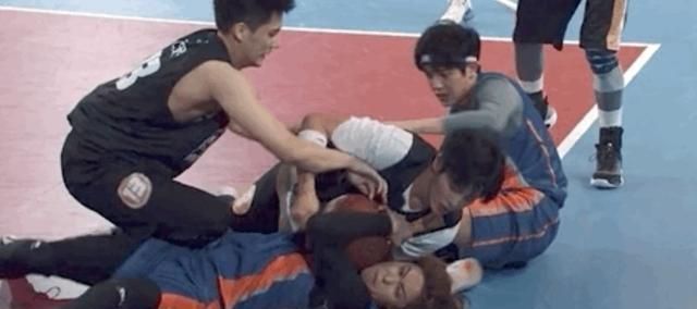  王安宇|李汶翰岳岳抢篮球太激烈，现场混乱像打架，王安宇成“女主角”？