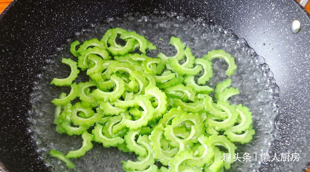  苦瓜|苦瓜怎么做好吃记住两点，能降低苦味，不爱吃苦瓜的人也爱吃
