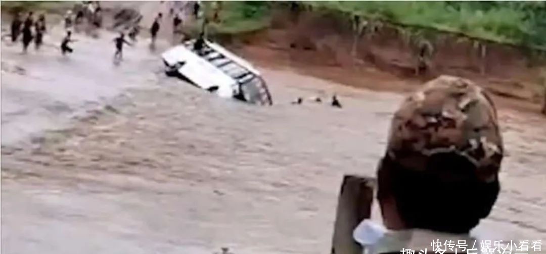 车顶|印度军车翻了!大批士兵被洪水冲走,新德里拒绝公开伤亡情况