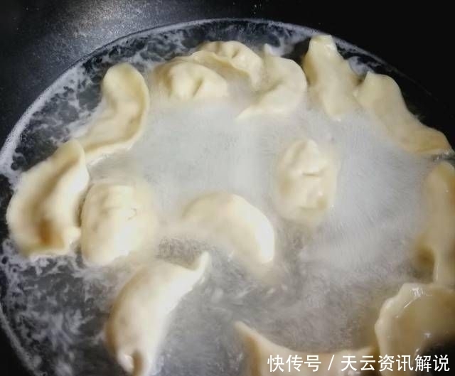 饺子|韭菜猪肉饺蘑菇,又咸又好吃,香又不腻,一口都吃不完