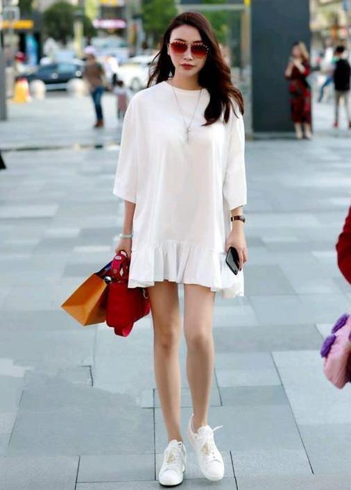  时尚|街拍：面带微笑的小姐姐，黄色卫衣配牛仔裤，青春靓丽气息