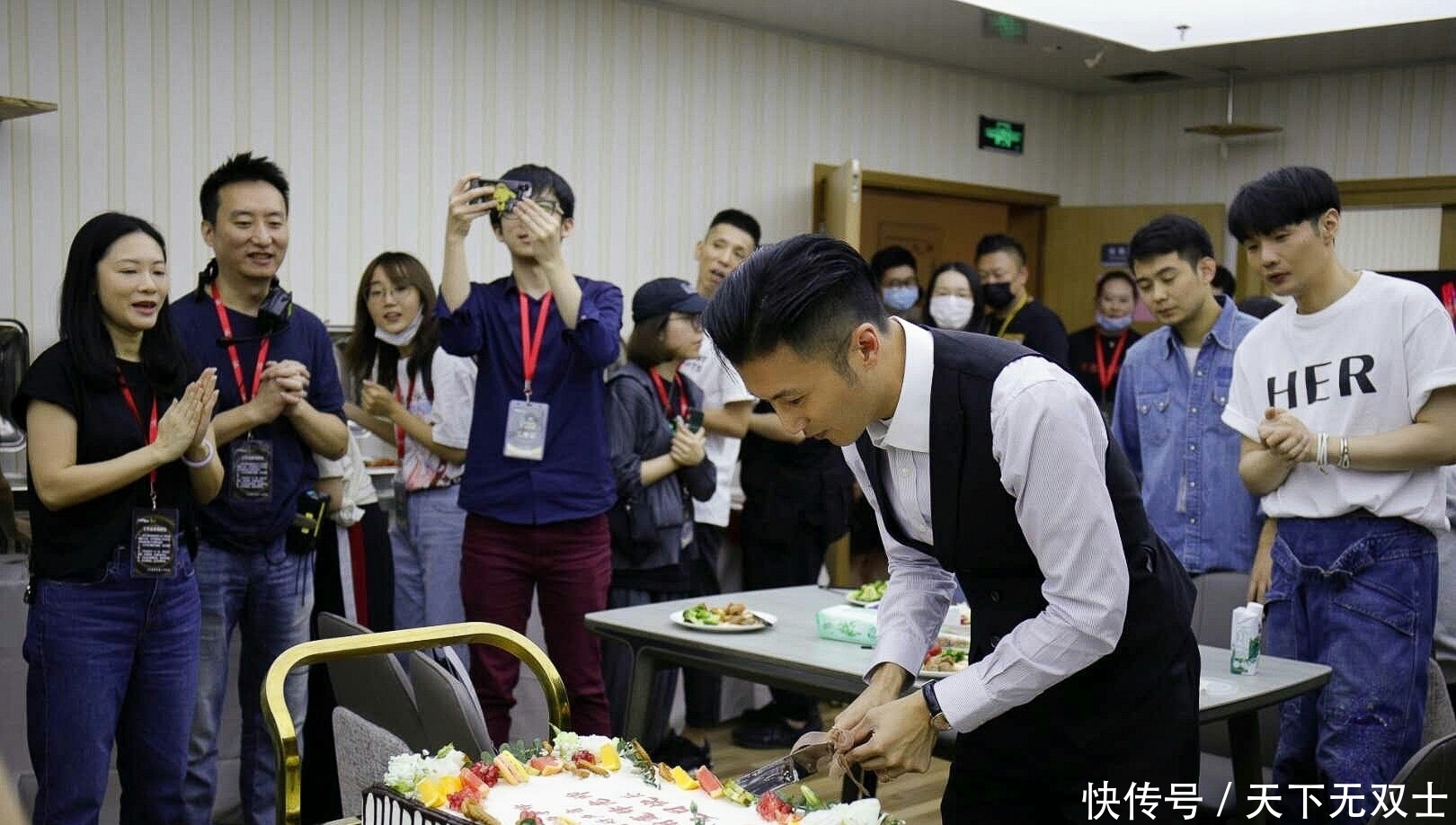 谢霆锋|谢霆锋过生日,李健送好礼,《中国好声音》节目组太暖心了