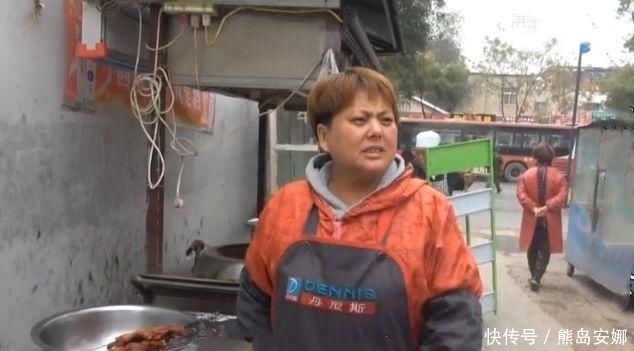  小七|大姐路边卖“万人迷”小吃，8元一只，日卖上千只