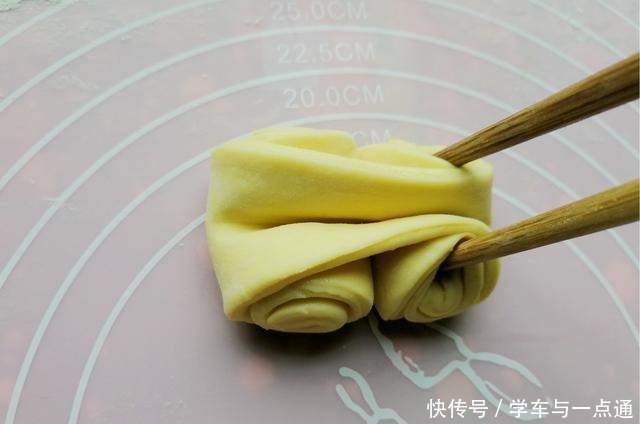 玉米|花卷这样做,实在太香太美太馋人,做法很简单,一双筷子就够啦