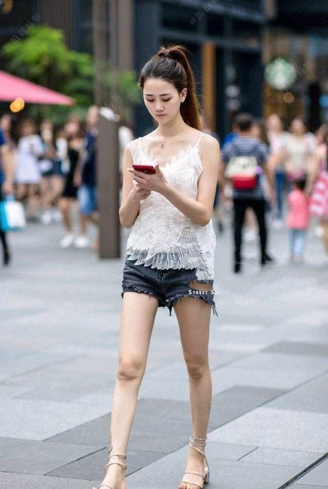  套装|街拍：小姐姐穿着一身蕾丝套装，搭配蓝色的链条小包，非常时尚靓丽