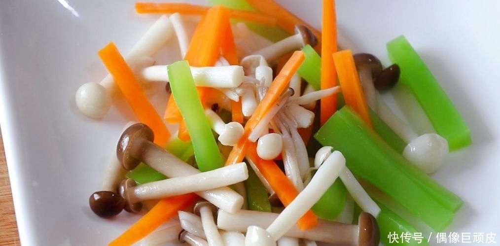 胡萝卜|鹌鹑蛋搭配两种菇一起炒,看着清爽,吃着不腻,口感很棒