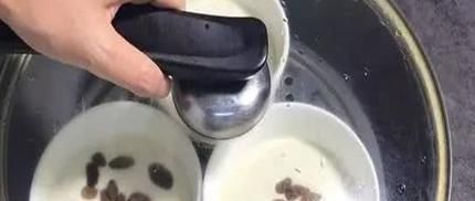 好吃|北方人最爱的糕点,搅一搅蒸一蒸,撒上葡萄干,比发糕好吃10倍