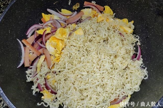 无聊|在家宅着无聊,炒个方便面解决一日三餐,美味营养,比做凉皮省事