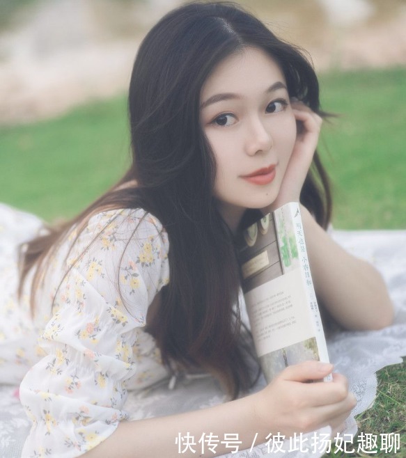 老气|碎花裙穿什么颜色不显老气，几种色彩清新又飘逸