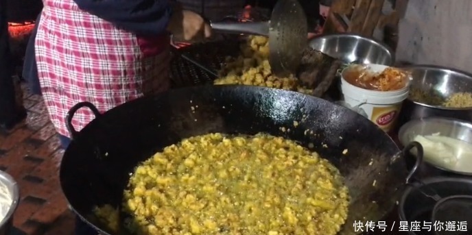 夫妻|网红夫妻卖“小零嘴”,10元一斤,半天卖5大锅,邻摊谁吃谁傻