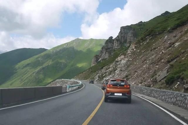  换胎|高速应急车道换胎被扣12分记好这3招，交警不仅不罚，还帮着换