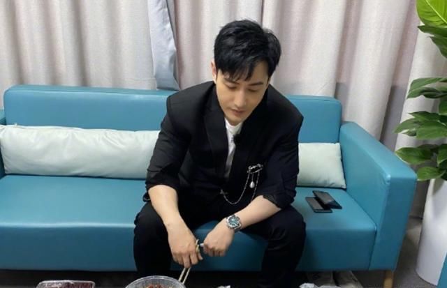  感到|黄晓明脱妆，引起众人嘲笑，有人却感到了心疼？