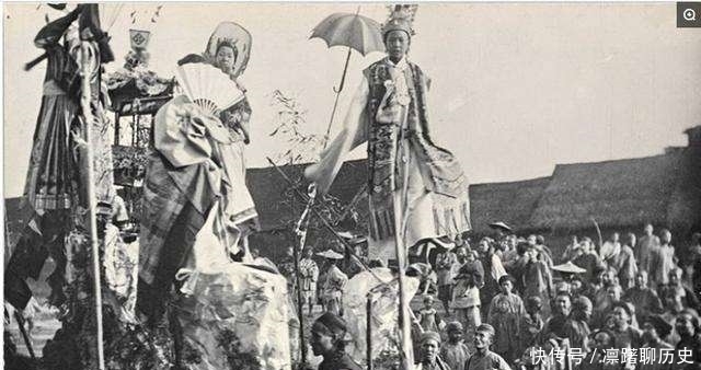 逛街|清朝老照片：图一是老百姓们在看飞仙，图二是一对闺蜜手牵着手在逛街