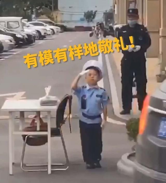 孩子们|保安爷爷中午回家吃饭,小孙子来“顶班”,有模有样笑翻小区业主