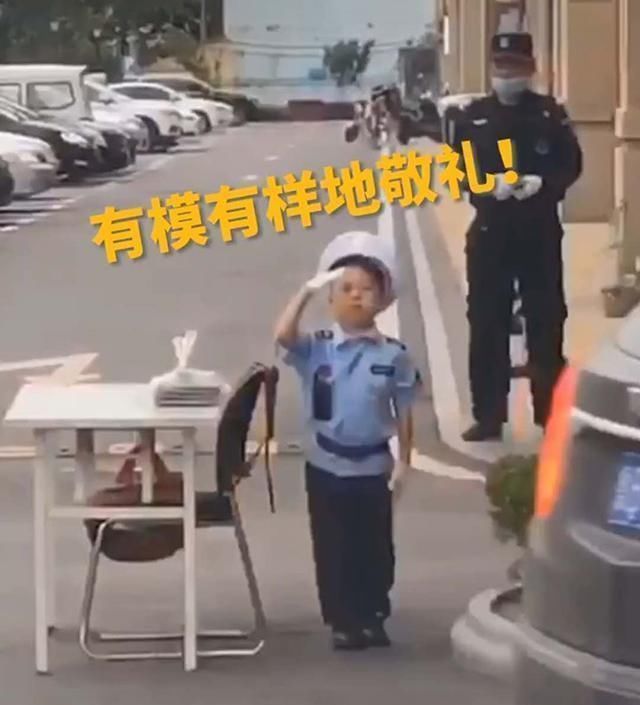  孩子们|保安爷爷中午回家吃饭，小孙子来“顶班”，有模有样笑翻小区业主