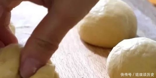 面粉|面包新做法:面粉中打4个鸡蛋,不和面不揉面,简单好做一看就会