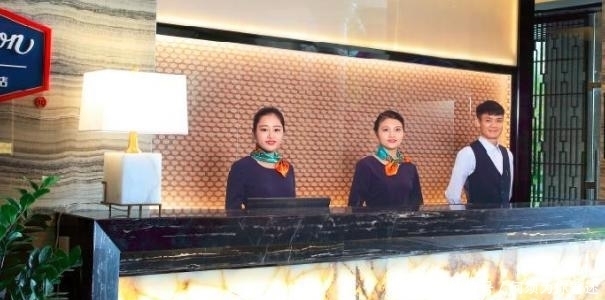 酒店|为什么酒店的前台服务员都是漂亮女孩子? 工资不高还抢着去干