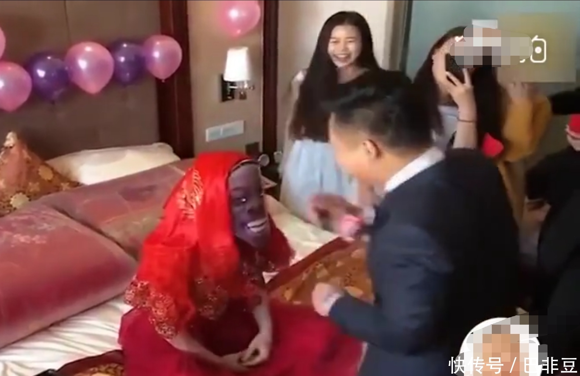 盖头|新郎去接亲,结果掀开新娘盖头的那一刻,新郎瘫在地上