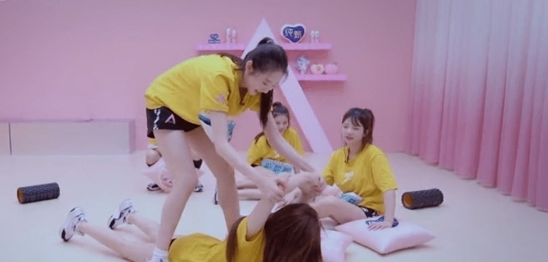 学员|张艺凡秒变老师给陈卓璇正骨,镜头转到其他学员,都快笑出画面了