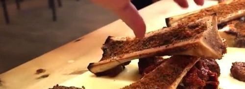 碗盘|这家餐厅没有一个碗盘，食物直接放桌子上，游客却吃得津津有味