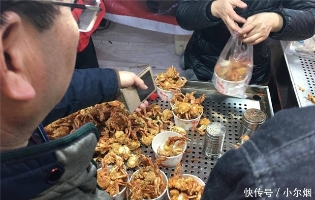 街头|父子街头卖“特色”小吃,15元一份遭哄抢,食客怎么吃都不够