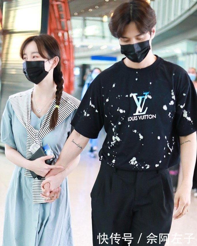  黑色衬衫|张檬小五十指相扣现身机场，大方秀恩爱，高调撒狗粮！配的一脸