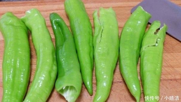 提鲜|虎皮青椒怎么做?料汁是关键,放2个蘑菇,好看又提鲜