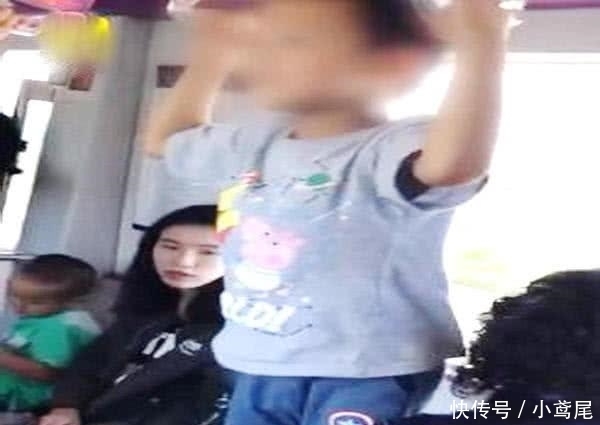 吐口水|两个小男孩坐地铁,举止天壤之别,网友看后怒批:家教真的很重要