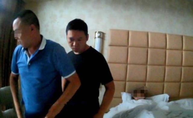 以各种理由|60后男子假冒警察，骗走5个姑娘25万，被捕时床上还躺着受骗女子