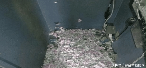  打开|男子取款机上取不出钱，向工作人员求救，打开机器吓了一跳！