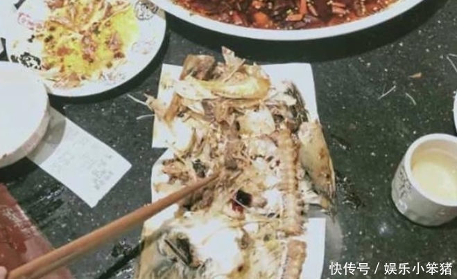 吃饭的时|餐馆吃鱼怀疑老板“坑”人一家人将鱼骨头拼起来后，直接报警