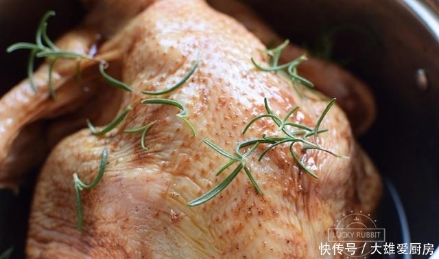  简单|三伏天这么吃鸡最简单，不用开火就做好，软烂入味，一只不够吃