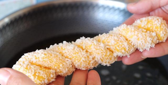 南瓜|半个南瓜一碗面,教你做大麻花,外酥里软,真解馋