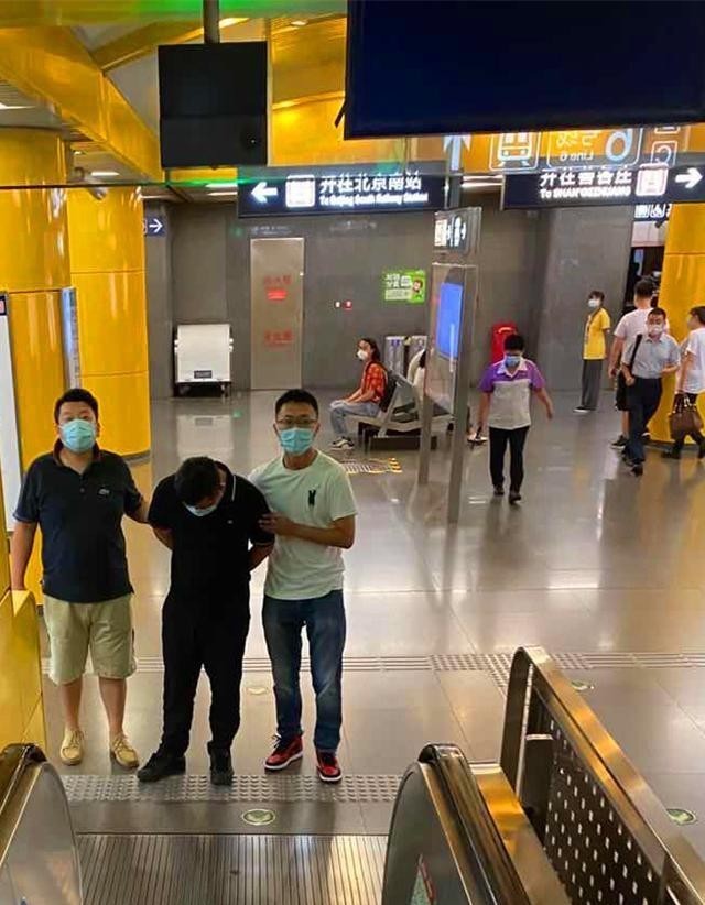 咸猪|为了抓住地铁里的“咸猪手”，“猎狼”民警在行动！