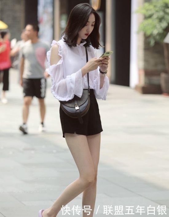 笑容|街拍小姐姐甜甜的笑容真好看,走起路来,气场十足