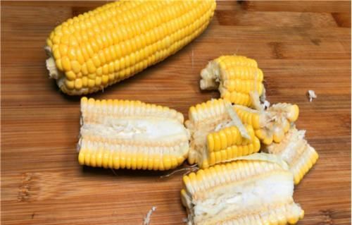 实用|才发现,剥玉米这么简单,剪刀一转全散开,两分钟剥一大盆,实用