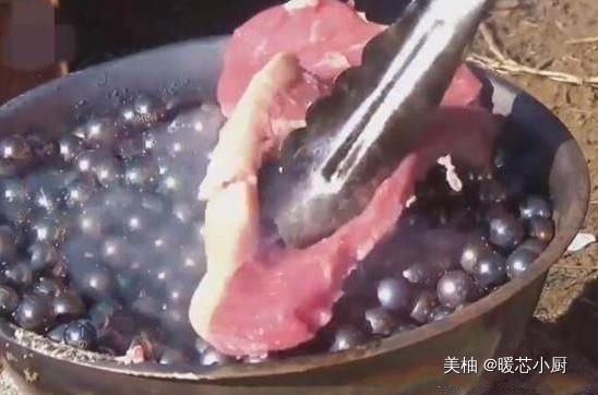 小吃|大叔卖“黑珠子小吃”,80元一盘,做的没卖得快,都等着急了